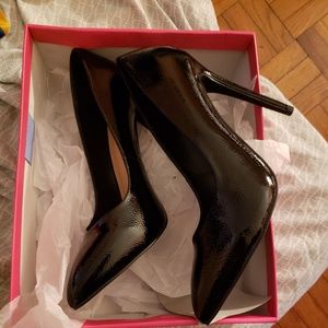 Black size 11 pumps
